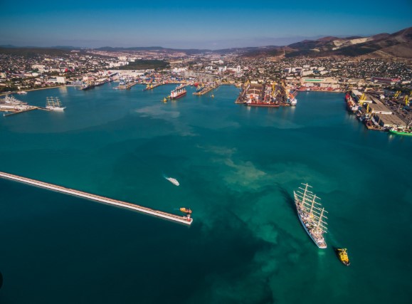 Найбільший чорноморський порт РФ  Новоросійськ працює з обмеженнями після атак України, - Bloomberg